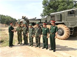 Tư lệnh kiểm tra Sư đoàn Bộ binh 3 và Lữ đoàn 409